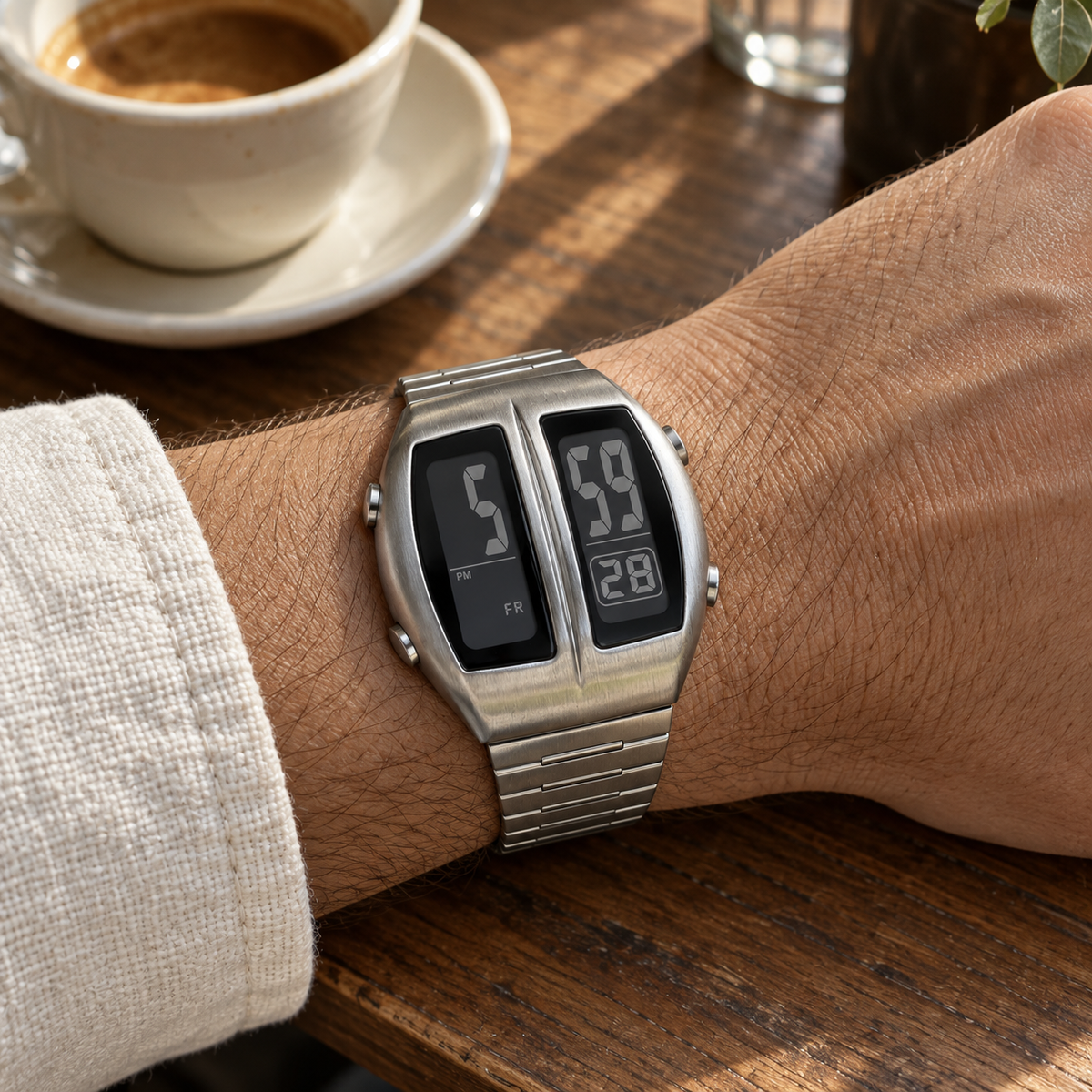 KINETIC Retro in Silver worn with a cream sleeve at a cafe